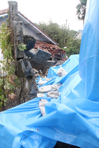 御崎の民家で発生した土砂崩れ