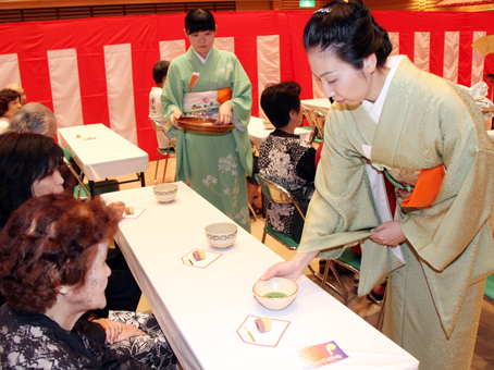 雨模様のため室内で行われた赤穂観月会の茶席
