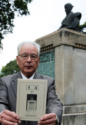 創刊した機関誌「至道」を手にする赤穂山鹿素行研究会・佐方直陽会長