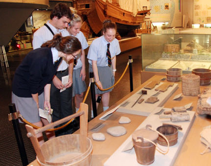 市立歴史博物館を見学するコルベカレッジの生徒たち