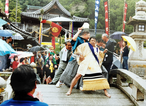 赤穂市無形民俗文化財に指定された赤穂八幡宮の頭人行列=故山本正二氏撮影