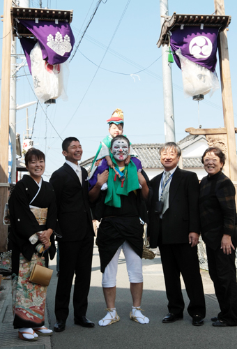 赤穂八幡宮の神幸式で3代続けての頭人となった市下宙弥君。肩車している清水康平さんの右側が孝祐さん