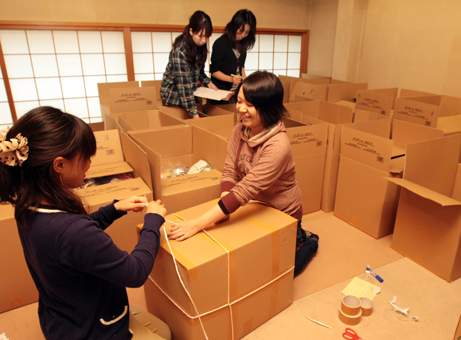 善意の衣類を梱包する関西福祉大の卒業生