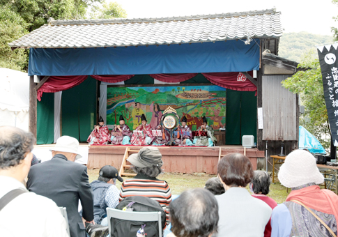 およそ半世紀ぶりに復活上演が行われた牟礼八幡神社の農村舞台
