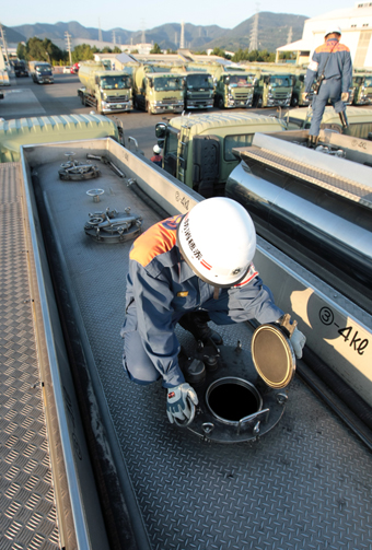 タンクローリーを査察する消防職員