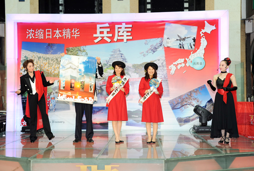 中国・広東省で観光PRした赤穂義士娘=ひょうごツーリズム協会提供