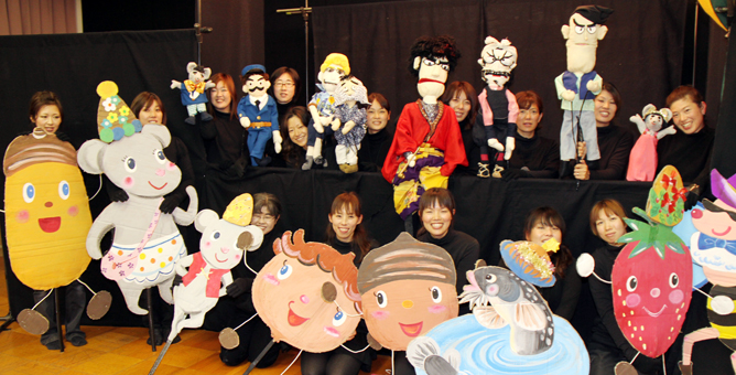 人形劇を披露する「コロボックル」のメンバー
