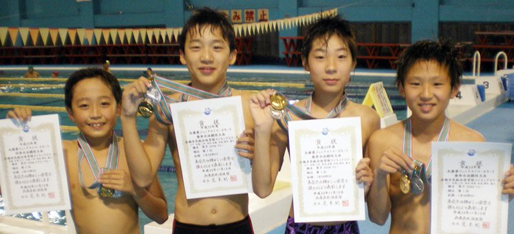 県ジュニア大会で優勝した赤穂SSのリレーメンバー=赤穂SS提供