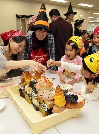 子どもたちが夢を形にした「お菓子の家」づくり