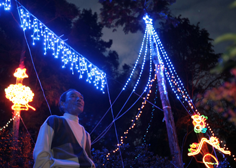 「今年こそ夢と希望を持ちたい」とイルミ点灯を続ける柴田孝一さん