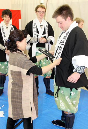 討ち入り装束を着込む外国人観光客