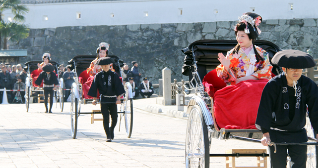 人力車に乗ってパレードする第27代赤穂義士娘