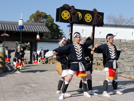 挟み箱、毛槍の受け渡しが見どころの大名行列