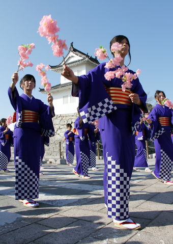 赤穂高校の女子生徒が中心となって演じた「赤穂おどり」