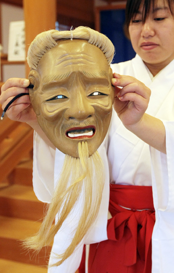大石神社に奉納された能面「墓守の尉」