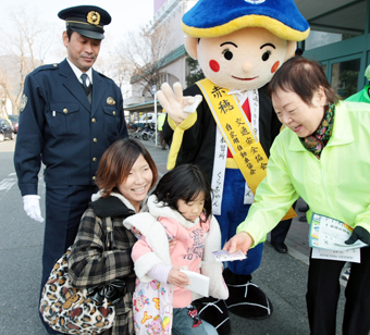 「110番の日」にちなんで行われた街頭キャンペーン