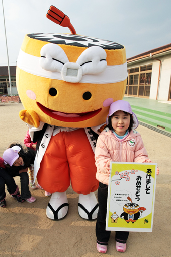 「陣たくん」から年賀状の返信を手渡されて喜ぶ前田凜ちゃん