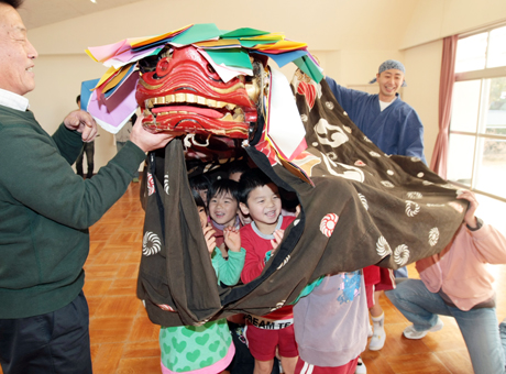 子どもたちを喜ばせた獅子舞訪問