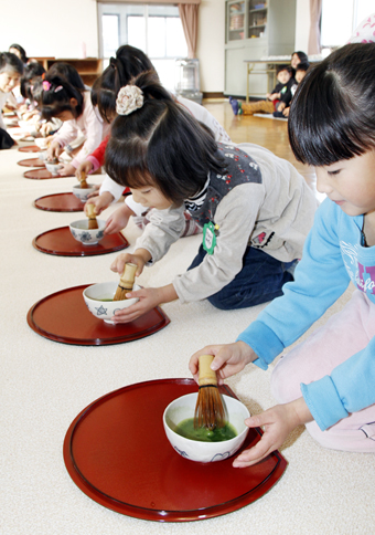 園児が保護者をもてなしたお茶会