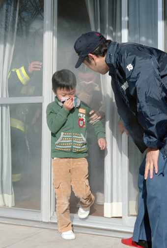 煙が立ちこめる火災現場を想定して行われた避難訓練