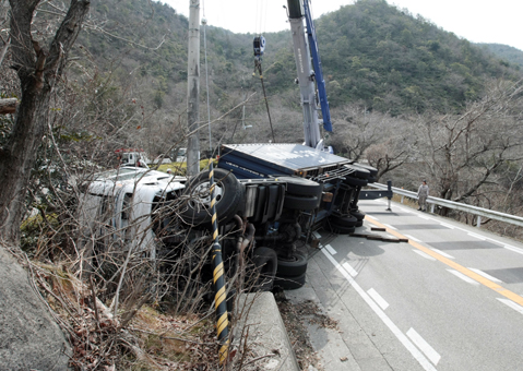 高取峠で横転した大型トレーラーのレッカー作業