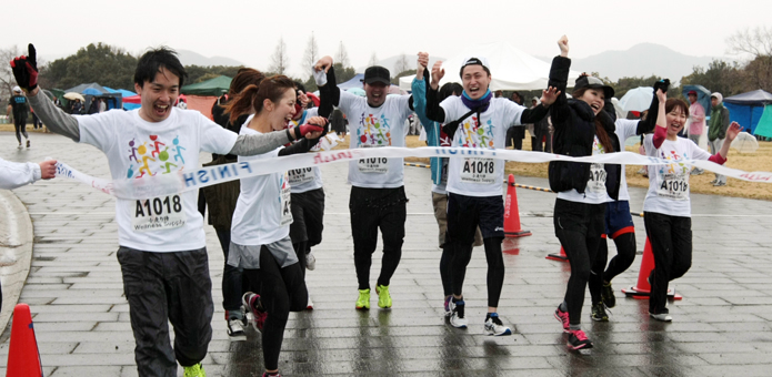 雨の中、チームで結束してゴールを目指したリレーマラソン
