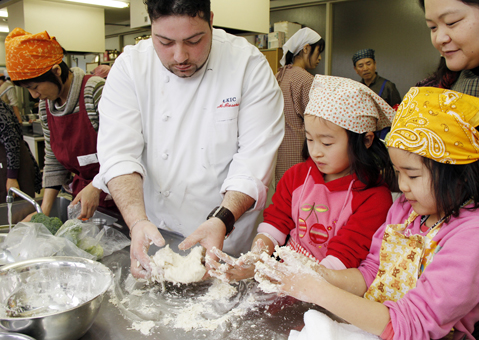 プロのシェフから生パスタの作り方などを教わった世界の料理教室