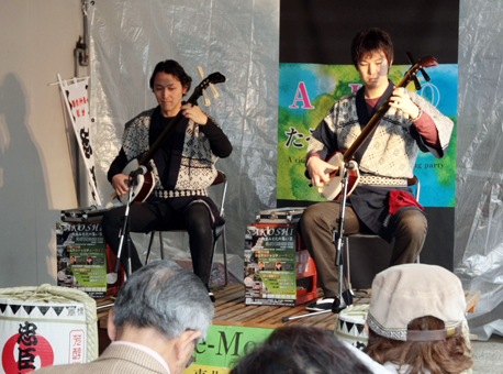 チャリティライブで演奏する笹川皇人さん(左)と葛西頼之さん