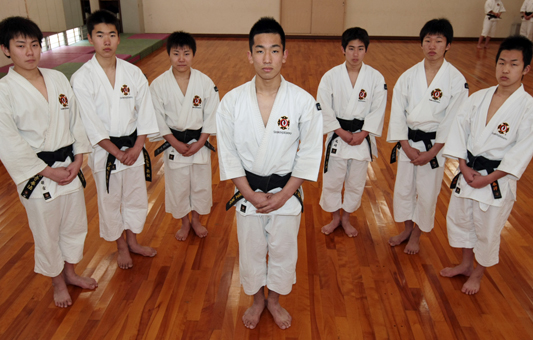 「次こそ全国制覇」と意気込む相生産少林寺拳法部=中央が笠原郁弥選手