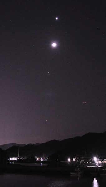 一直線上に等間隔で並んだ金星、月、木星=3月26日午後7時48分撮影