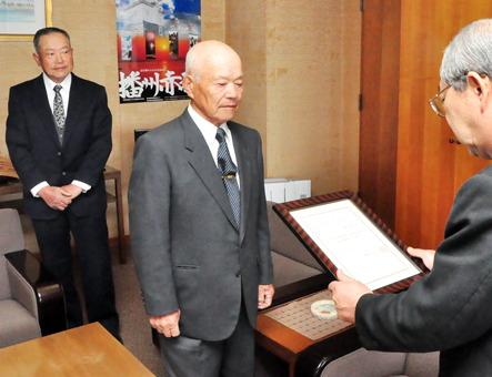 「赤穂農業・漁業マイスター」の第1号に認定された樋本實さんと梶本吉昭さん(左)=市秘書広報課提供