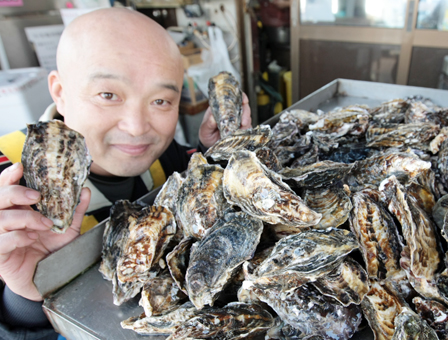 「自慢のカキで日本一」と意気込む鎌島宏文さん
