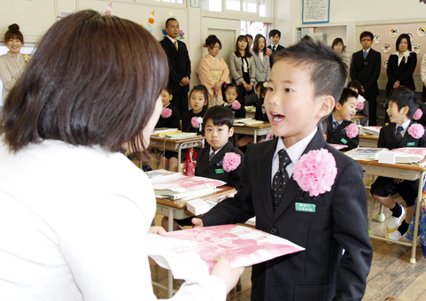 新しい学校生活に期待をふくらませる新1年生