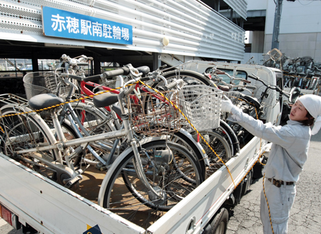 撤去される長期放置自転車