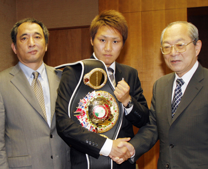 豆田正明市長に初防衛を報告した小國以載選手と高嶋穣会長(左)