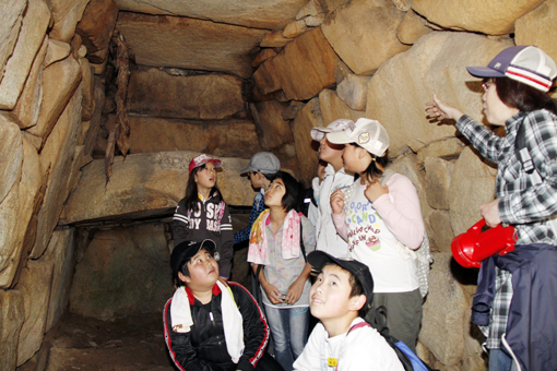 石室の内部を見学する児童たち=木虎谷二号墳