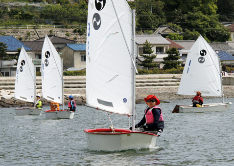 坂越湾で行われたヨットレース
