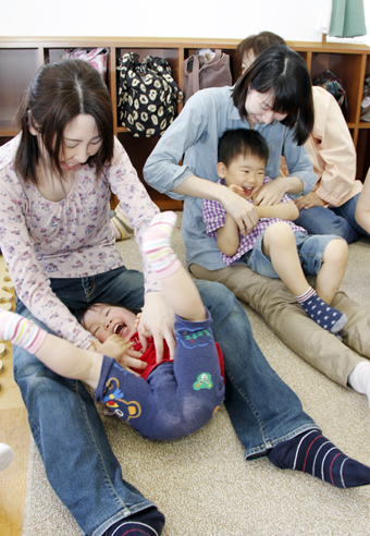 親子で触れ合いを楽しんだスキンシップ体操