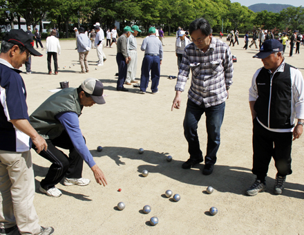 市内外からチームが参加した赤穂市ペタンク協会の発足記念大会