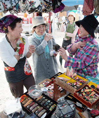 作家と客との会話もはずんだ「手づくり市」