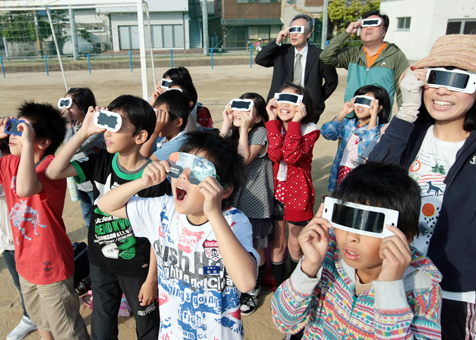 熱心に日食を観察する子どもたち=赤穂小学校