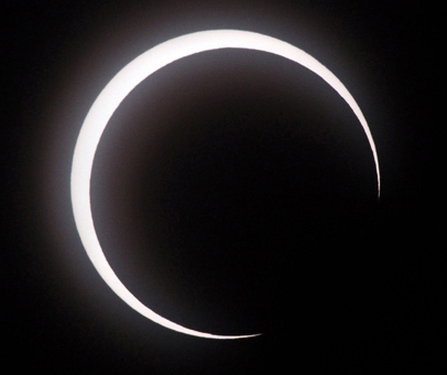 赤穂市内で撮影された日食写真=前田邦稔さん提供