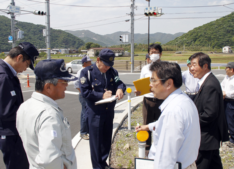 通学路の危険個所をチェックした交通安全総点検