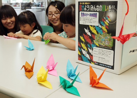 「赤穂から元気と希望を届けよう」と始まった折り鶴づくり