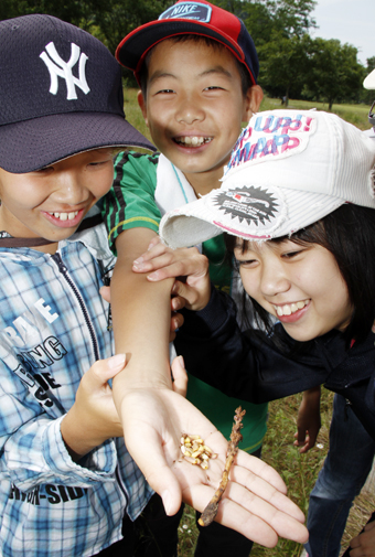 ハマウツボの種子を集めた高雄小の子どもたち