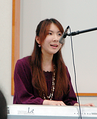 講演会で弾き語りを披露した立木早絵さん