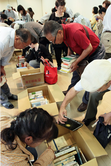 目当ての本を求めて大勢が来館した「図書リサイクルフェア」