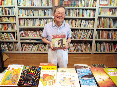 集めた絵本の国の数が100カ国になった「くぼっち文庫」と開設者の久保良道さん