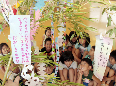 「夢が叶いますように」と短冊を吊した七夕飾り