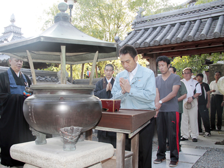 恒例の早朝清掃奉仕で義士墓所に参拝する赤穂ロータリークラブのみなさん